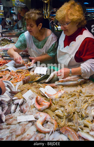 Pesce e frutti di mare si spegne al mercato La Boqueria a Barcellona Spagna Europa Foto Stock