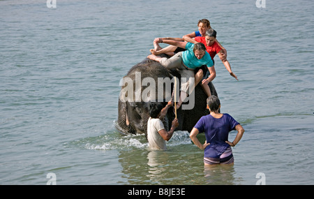 Elephant di balneazione con i turisti in Rapti Rapoti fiume nel Parco nazionale di Royal Chitwan Nepal Foto Stock