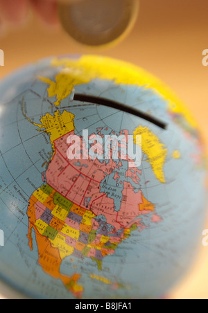 Globe / Globale o world money box,aiuti all'estero, gli aiuti esteri,stimolo economico Foto Stock