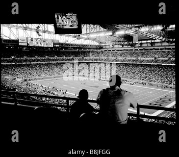 Un padre e figlio guardando la squadra NFL Detroit Lions giocano al Ford Field di Detroit, Michigan. Foto Stock