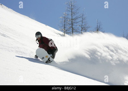 Snowboarder Anne-Fleur Eiff scendendo in Nassfeld, Austria Foto Stock