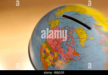 Globe / mondo globale denaro casella,aiuti all'estero, gli aiuti stranieri Foto Stock