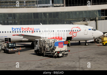 Bmibaby Boeing 737 300 holiday jet essendo rifornito sul piazzale dell'Aeroporto Internazionale di Malaga Spagna meridionale Foto Stock