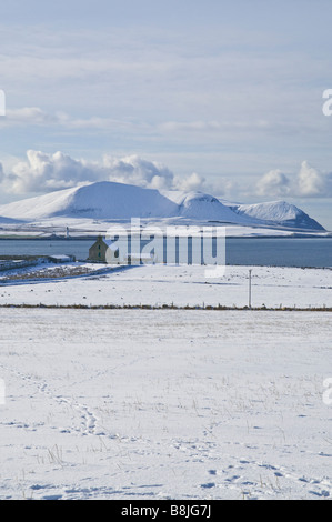 Dh Hall di STENNESS Clestrain ORKNEY Explorer Giovanni Raes house Scapa snowscape flusso coperto di neve sulle colline Hoy Foto Stock