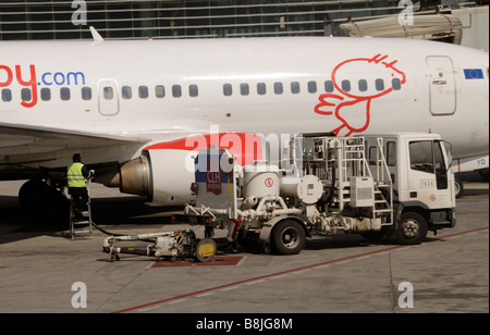 Bmibaby Boeing 737 300 holiday jet essendo rifornito sul piazzale dell'Aeroporto Internazionale di Malaga Spagna meridionale Foto Stock