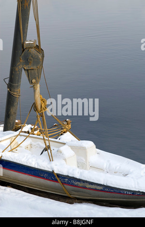 Impiccato e lasciato sul gancio della gru barca veloce per lo stoccaggio invernale sul flusso di acqua. Foto Stock