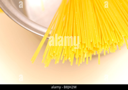 Spaghetti secchi in acciaio inox padella pasta Foto Stock