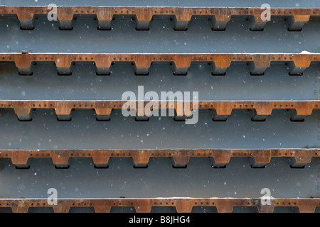 Nevicata sulla pila di posa della costruzione di ponti di unità. Foto Stock