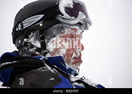 Sciatore il volto coperto di neve dopo danneggiamento durante la discesa sul monte Hood in Oregon negli Stati Uniti Foto Stock