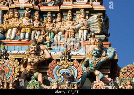 India Tamil Nadu Kumbakonam Nageshwara Temple Gopuram dettaglio delle figure hoding naga snake Foto Stock