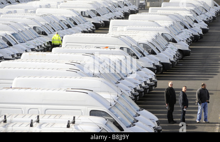 I lavoratori con le linee dei furgoni nuovi all'LDV VAN in fabbrica a Drews Lane, Washwood Heath,Birmingham, Inghilterra. Foto Stock