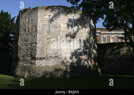 Città di York, Inghilterra. Situato nel Museo Giardini è la facciata di dieci nove metri Multangular romano Tower. Foto Stock