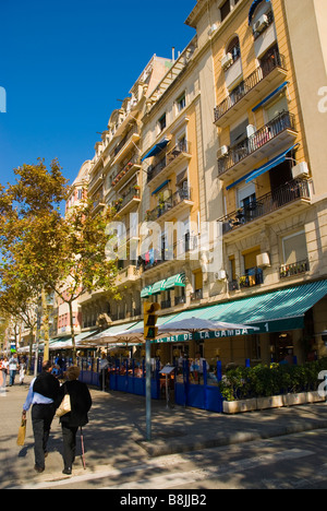 Giovane oltrepassando il ristorante Le Terrazze a Passeig de Joan de Borbo in La Barceloneta quartiere di Barcellona Spagna Europa Foto Stock