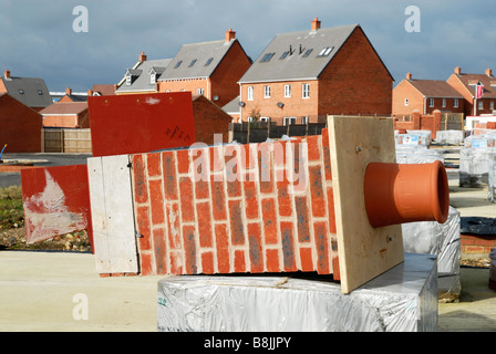 Un camino su un Redrow Homes sito di costruzione presso il Grange Desborough Northants, Regno Unito. Foto Stock