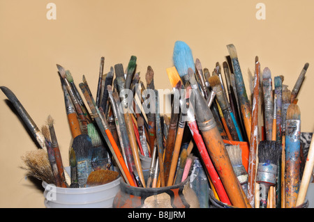 Artista assortiti pennelli di diverse forme e dimensioni Foto Stock