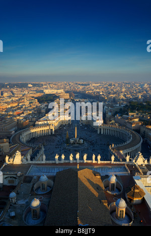 Vista su Roma dalla sommità della cupola di San Pietro e la Città del Vaticano, tra cui Piazza San Pietro al crepuscolo, con bassa sun. Foto Stock