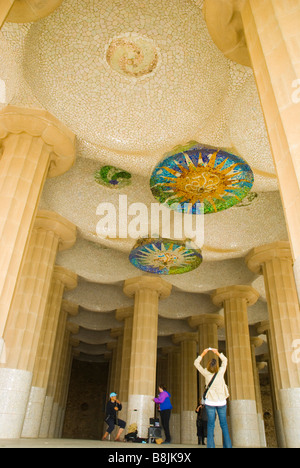 Mosaici del soffitto della sala delle colonne nel Parc Güell a Barcellona Spagna Europa Foto Stock