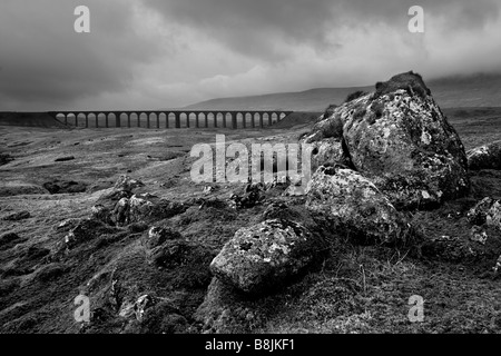 Nuvole temporalesche su rocce calcaree con Ribblehead il viadotto in distanza, Ribblesdale, Yorkshire Dales, North Yorkshire Foto Stock
