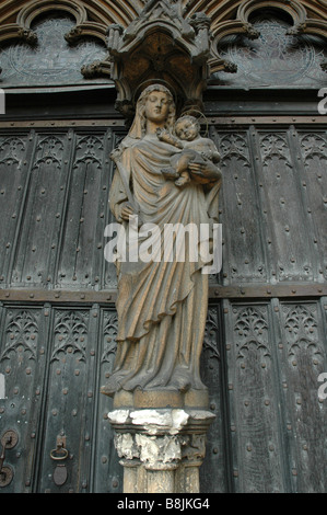 La Vergine Maria e Gesù raffigurato in un intaglio sulla porta di Lincoln Minster Cathedral Foto Stock