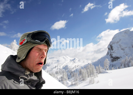 Snowboarder Maciek Swiatkowski fa un divertente faccia di Nassfeld, Austria Foto Stock