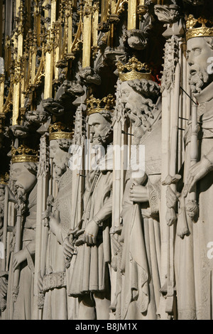 Città di York, Inghilterra. La York Minster e Cattedrale torre centrale con il nord e sud transetto e navata centrale del tetto. Foto Stock