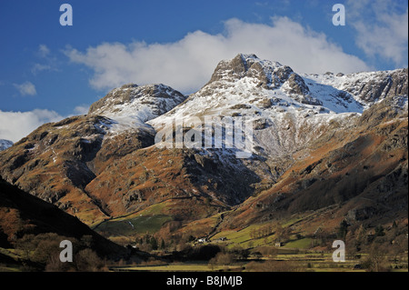 The Langdale Pikes in inverno. Grande Langdale. Parco Nazionale del Distretto dei Laghi, Cumbria, England, Regno Unito, Europa. Foto Stock
