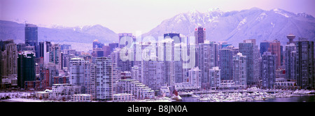 Skyline del centro della città di Vancouver a Yaletown e 'False Creek' della Columbia britannica in Canada in inverno Foto Stock