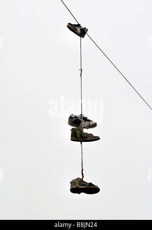 Scarpe pendente dal filo telefonico, REGNO UNITO Foto Stock