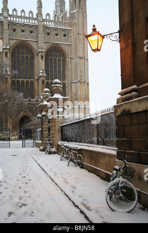 "Kings College Chapel' da 'Trinità Lane', nella neve, Università di Cambridge, Cambridge, Engalnd d'inverno. Foto Stock