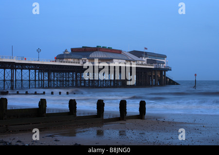 "Cromer Pier' da Cromer Beach, groyne, difesa dal mare di Norfolk, East Anglia, England, Regno Unito Foto Stock