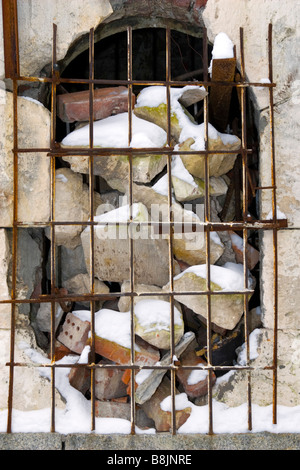 Foro nella parete accatastate con pietre e mattoni. Foto Stock