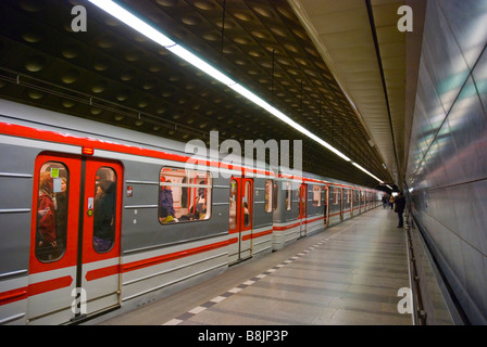 Fermata metro Malostranska nel quartiere di Mala Strana di Praga Repubblica Ceca Europa Foto Stock