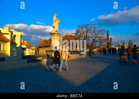 La gente sul Ponte Carlo in inverno a Praga Repubblica Ceca Europa Foto Stock