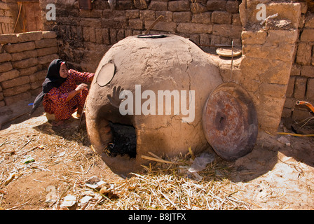 Donna egiziana tradizionale finiture sun-pane cotto in un forno Foto Stock