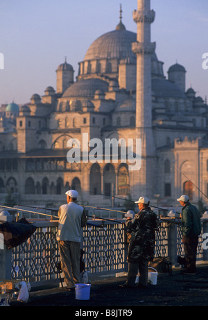 Elk168 2037v Turchia Istanbul Golden Horn uomini pesca dal Ponte Galata Foto Stock