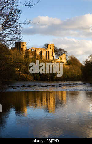 Il castello si riflette nella Tees Barnard Castle County Durham Inghilterra Foto Stock