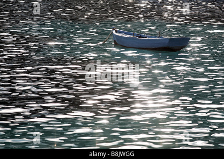 Una barca ormeggiata nella baia di Levanzo sull isola di Levanzo in Sicilia Isole Egadi. Foto Stock