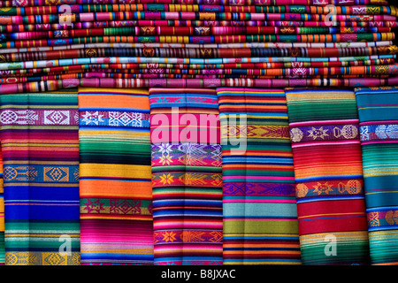 Variopinti tessuti per la vendita nel mercato all'aperto a Santa Fe, New Mexico Foto Stock