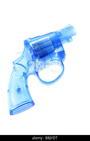 Plastica blu pistola giocattolo su sfondo bianco Foto Stock