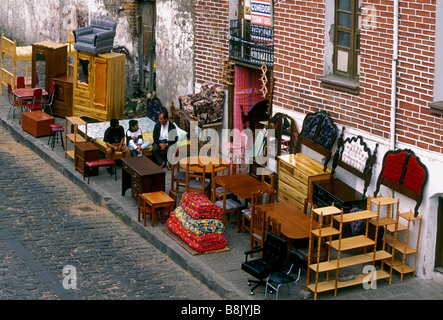 Ecuadorans, Ecuadoran la gente che lavora al negozio di mobili, il mercato delle pulci, la Ronda district, Quito Pichincha Provincia, Ecuador, Sud America Foto Stock