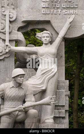 Militare socialista rivoluzionario statua, Hanoi, Vietnam Foto Stock