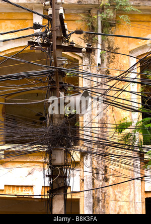 Accozzaglia di overhead linee telefoniche del quartiere francese, Hanoi, Vietnam Foto Stock