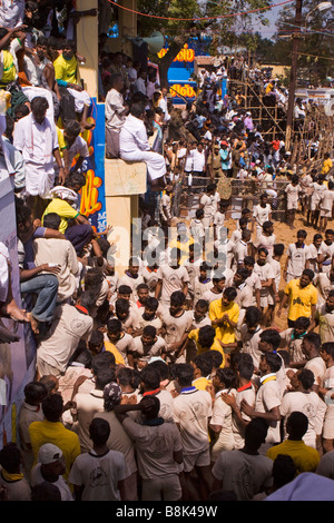 India Tamil Nadu Allanganallur Pongal annuale Jallikkattu corrida folla guardando i concorrenti Foto Stock