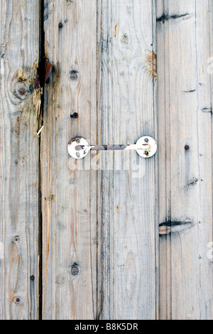 Doghe in legno porta forzata con semplici doorhandle closeup. Foto Stock