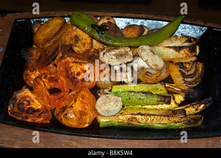 Grigliata mista di verdure a caldo in ghisa pan Foto Stock