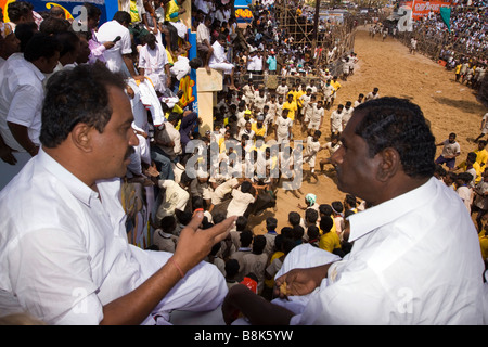 India Tamil Nadu Allanganallur Pongal annuale Jallikkattu corrida spettatori a mangiare cibo Foto Stock