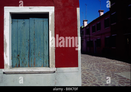 Isola della laguna di Burano casa sul Canal Street chiusa con persiane in legno finestra Venezia venezia veneto italia Foto Stock