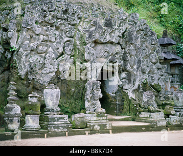 Grotte di elefante tempio indù scolpito ingresso rockface Urne Cinerarie statue immagini Goa Gajah Bali Indonesia Foto Stock