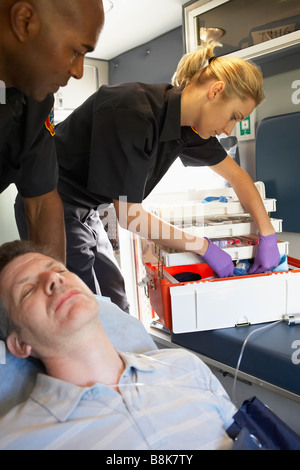 I paramedici con Paziente in ambulanza Foto Stock