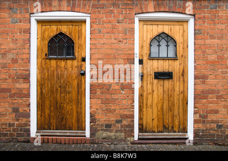 Due porte di cottage adiacenti, Farnham, Surrey, Regno Unito Foto Stock